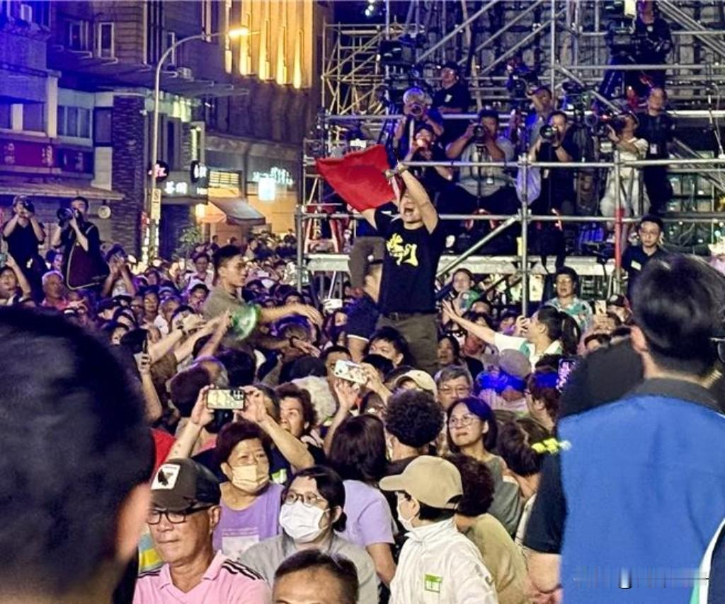 民进党举办40周年党庆活动，党主席赖清德上台致词的过程中，现场突发闹场事件。一名