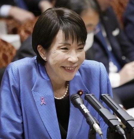 我奶奶压根不知道高市早苗是谁，可当我给奶奶看了她的照片，她居然吓了一跳，还很严肃