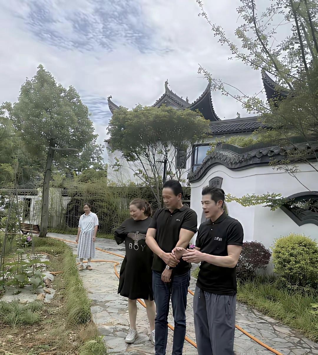 2025年春节，郭富城陪方媛回安徽老家，没住酒店，直接住进了舅舅的徽派庄园。舅舅一口气买了好几箱烟花
