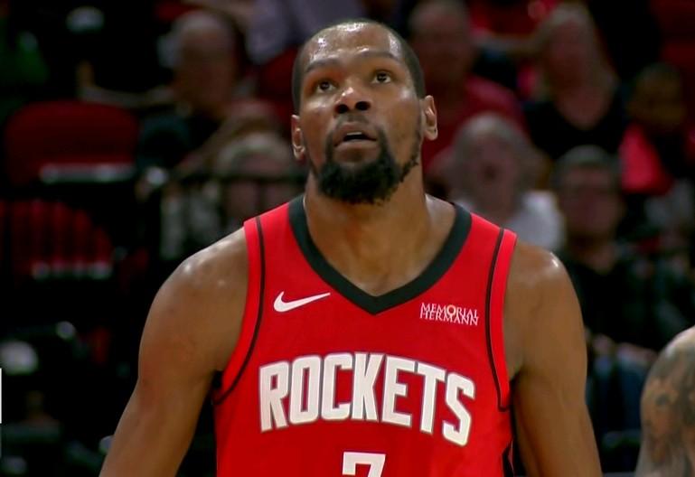 火箭巨星杜兰特真是越老越妖了！在火箭主场迎战猛龙的比赛中发生极其疯狂一幕：38岁