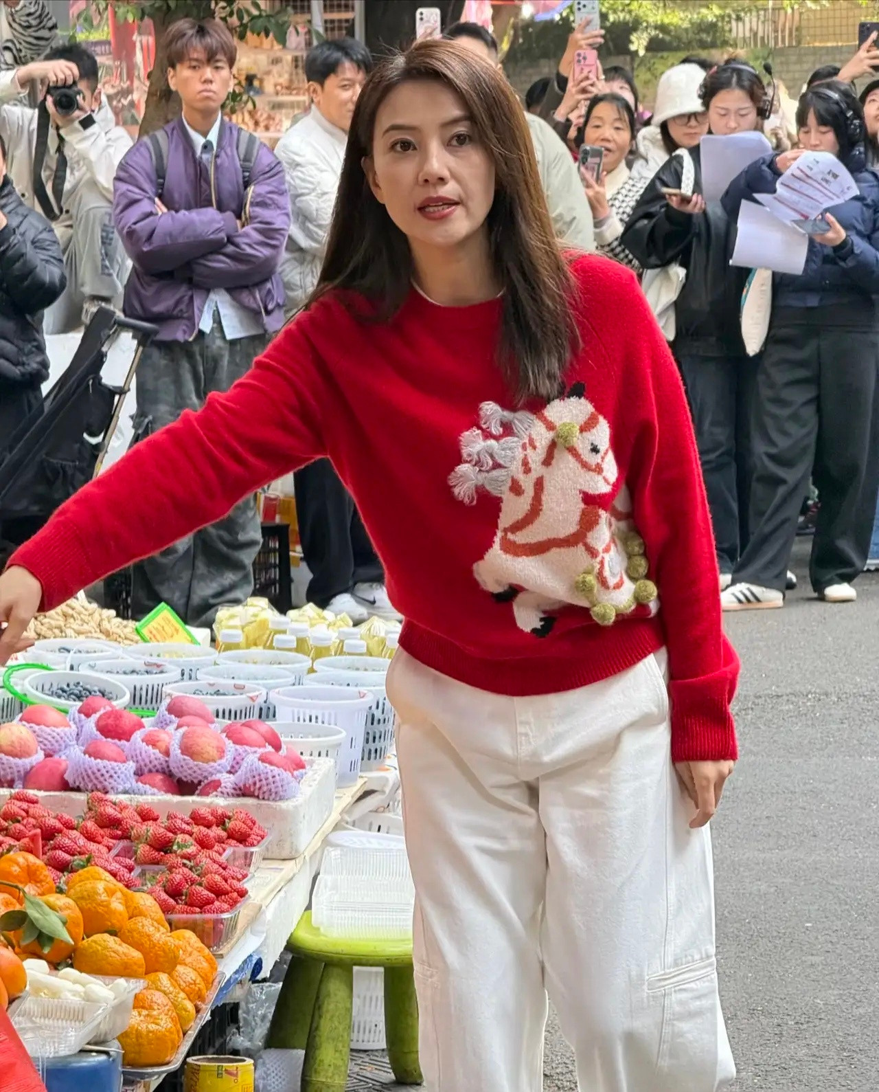 46岁高圆圆现身成都街头拍戏，她的，身材很瘦，脸看起来苍老了不少，法令纹挺重的，