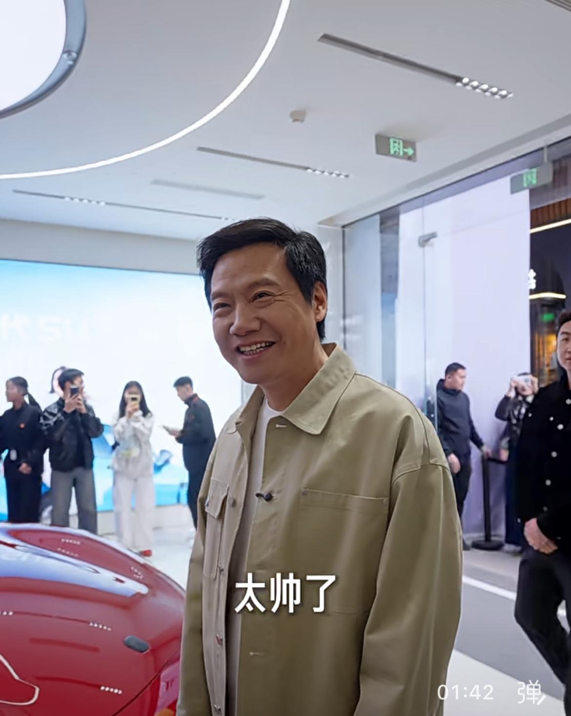 3月21日，新小米SU7上市后的第一个周末，雷军去探店了。小米集团公关部总经理徐