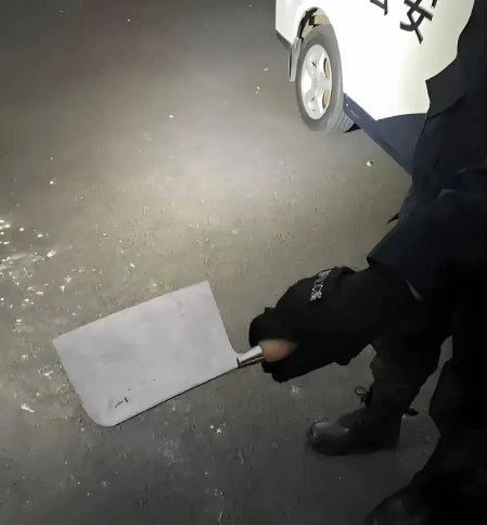 广西贵港，一男子提前下班回家，正好发现妻子与情夫私会。盛怒之下，他拿起一把菜刀冲