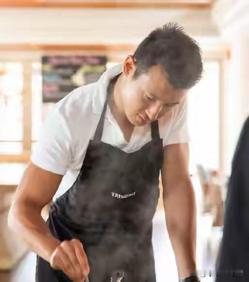 朱珠真的不馋霍建华，朱珠金屋藏美男子。朱珠的老公虽然不是圈里人，但是颜值绝对够