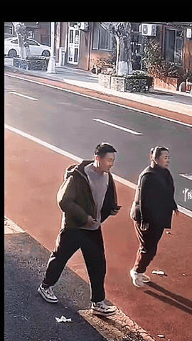 又是山东人！格局真的太大了！觉悟太高了！近日山东威海一对夫妻提着手提袋走到北