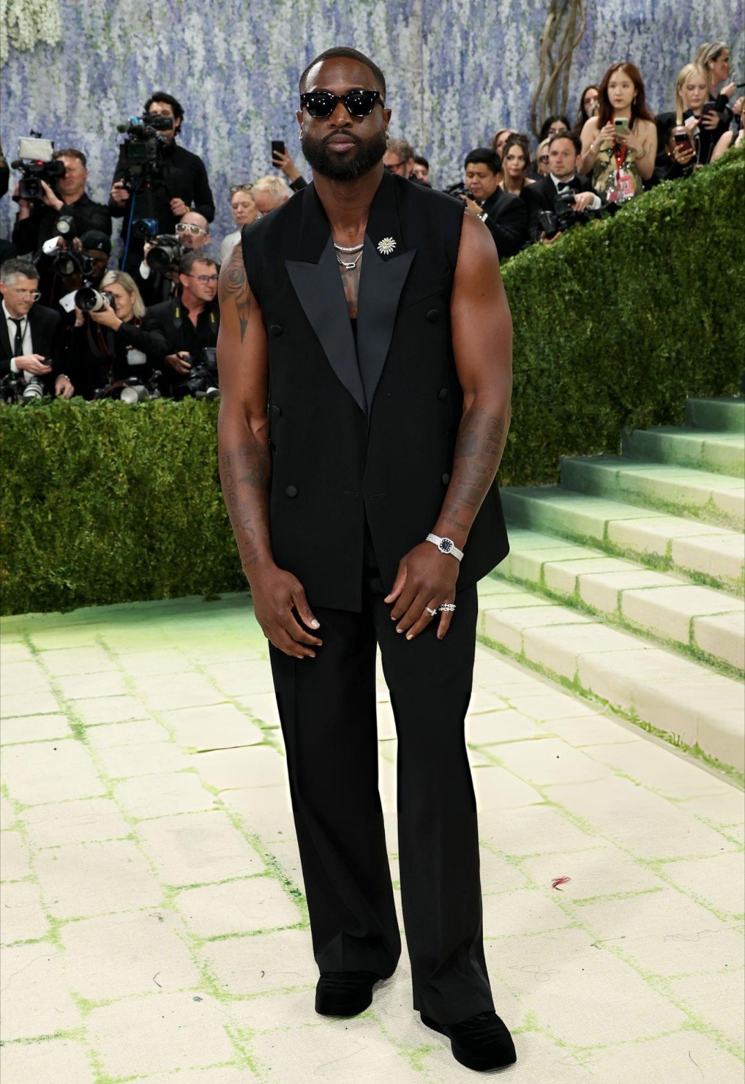 NBA传奇球星德怀恩·韦德携妻子尤尼恩亮相2026MetGala。此次造型鞋
