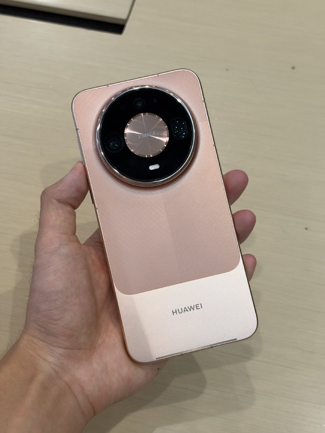 #华为Mate90ProMax开箱#这次华为真机给人的感觉是...变年轻了？！[doge][doge