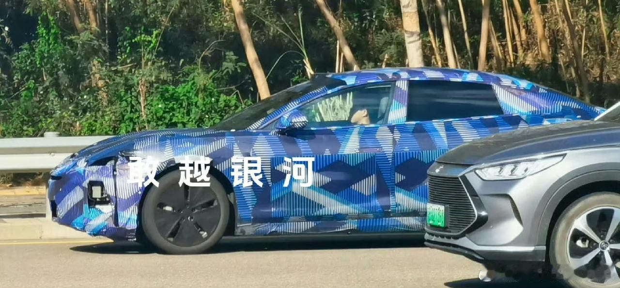 比亚迪海洋网全新旗舰轿车海豹08谍照曝光？？？定位20万以上的中高端市场，采用了