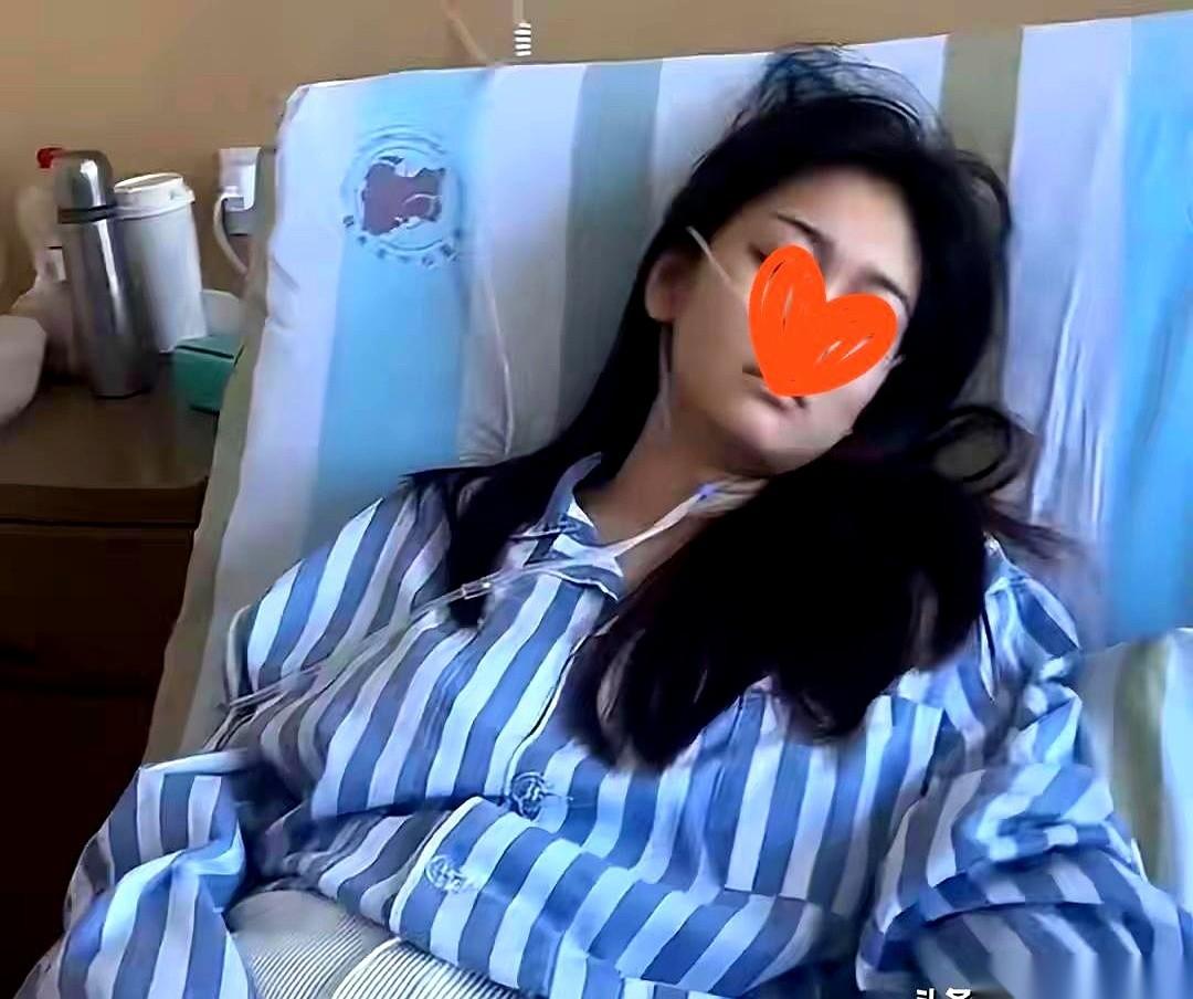 我今天看到个新闻，真是堵得一句话都说不出来。一个22岁的姑娘，前脚刚在公厕被陌