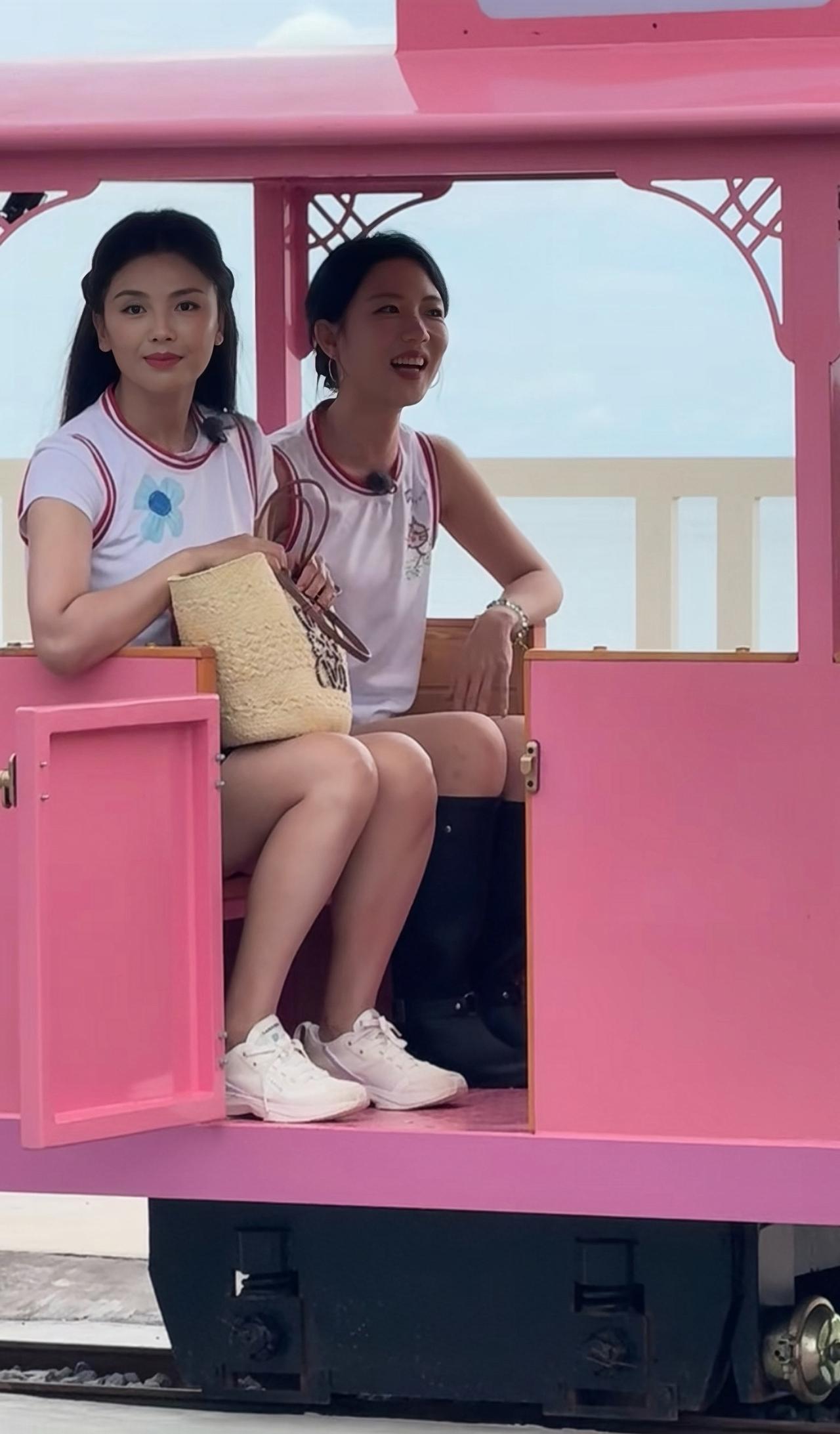 近日，刘涛在海南三亚综艺拍摄，她和另外一名美女坐在一起的画面。47岁的刘涛坐