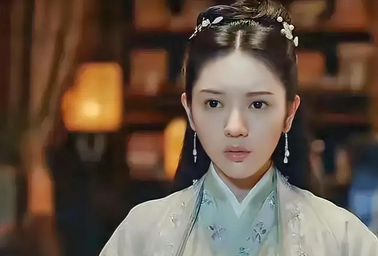 1402年，铁铉被朱棣处死。他的女儿铁秀英被送入教坊司。铁秀英样貌出众，琴棋书画