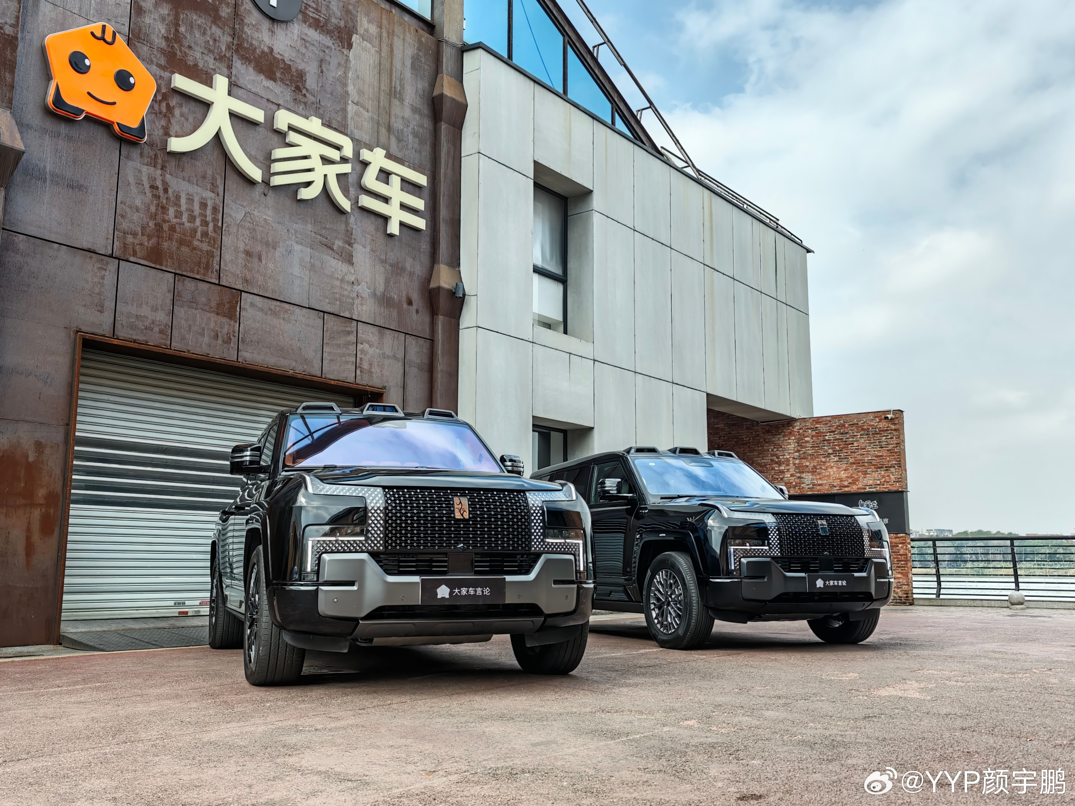 照片是年前试车的时候拍的，但我定的就是图中这个样子，当时摆出这个“二”的手势是真