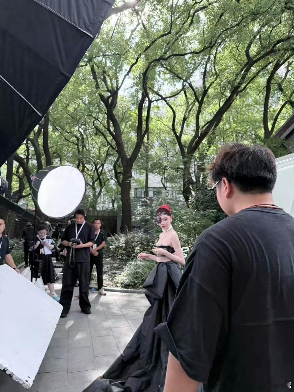 让易梦玲戴蕾丝面纱的人是天才把法式浪漫和少女感捏得刚好，纱边随动作轻晃像蝴蝶振