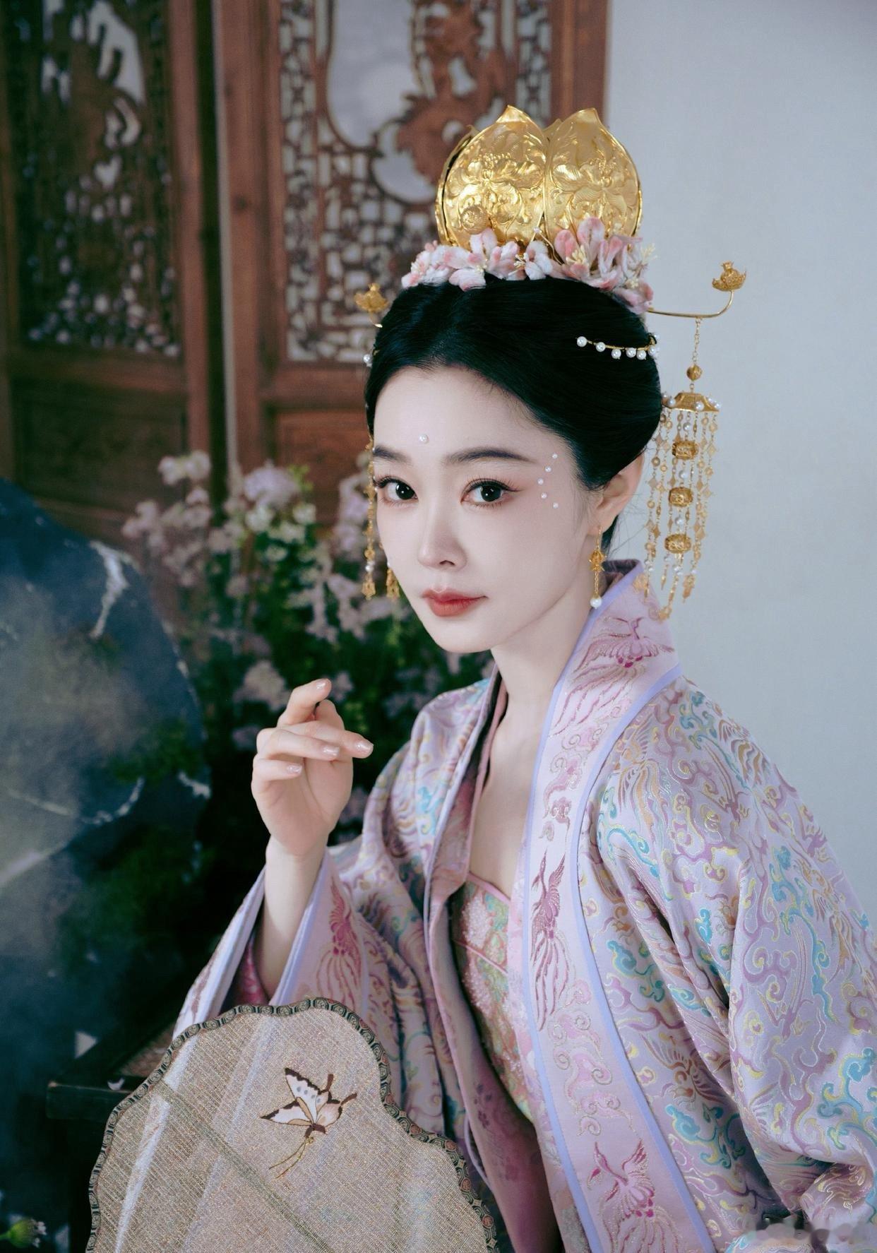 1.秦岚的投资史特别精彩，医美机构各种暴雷，她和泰迪姐妹们做的项目都也都是割韭菜