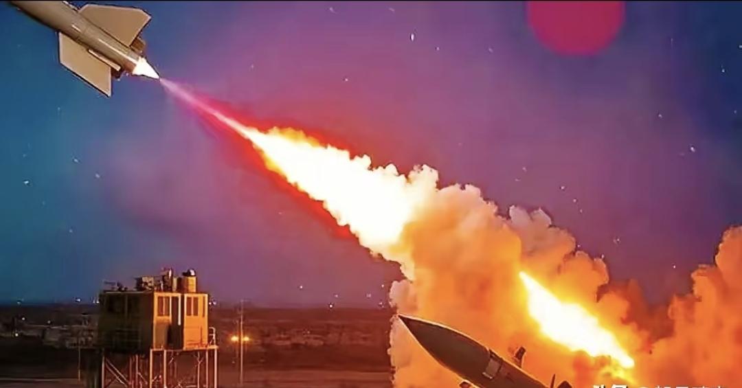 海法炼油厂炸了，伊朗也挨了一记，谁先动的手没人说清。卫星图上黑烟直冲云霄，NA