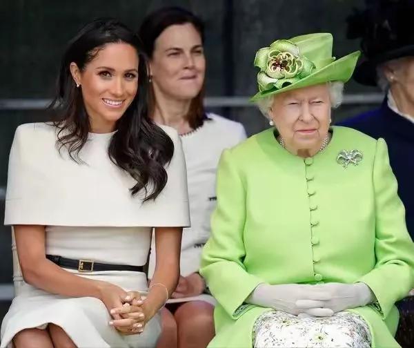 英女王对梅根的“嫌弃”，那是显而易见呢？英女王对这个孙媳妇，一直都不太喜，奈何