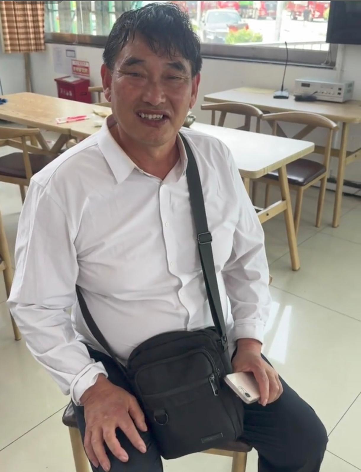 朱之文的侄子也是同村的邻居朱单阔靠亲戚关系拿到了独家拍摄朱之文日常视频的权限后积