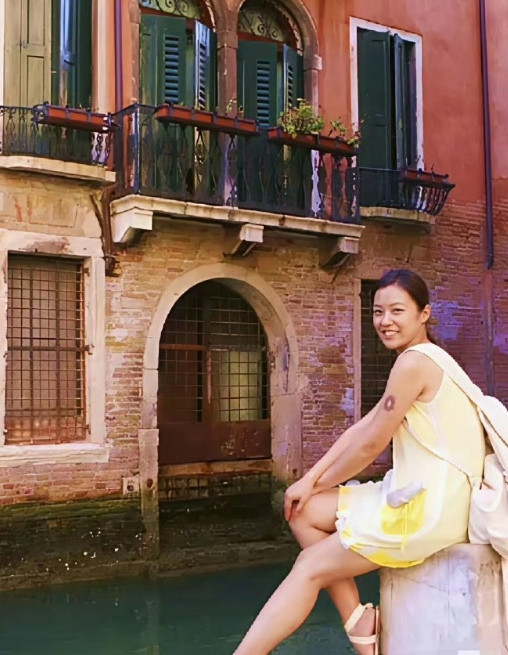 郝蕾年轻时无美颜无滤镜生图，那时候都是纯天然美女​​​