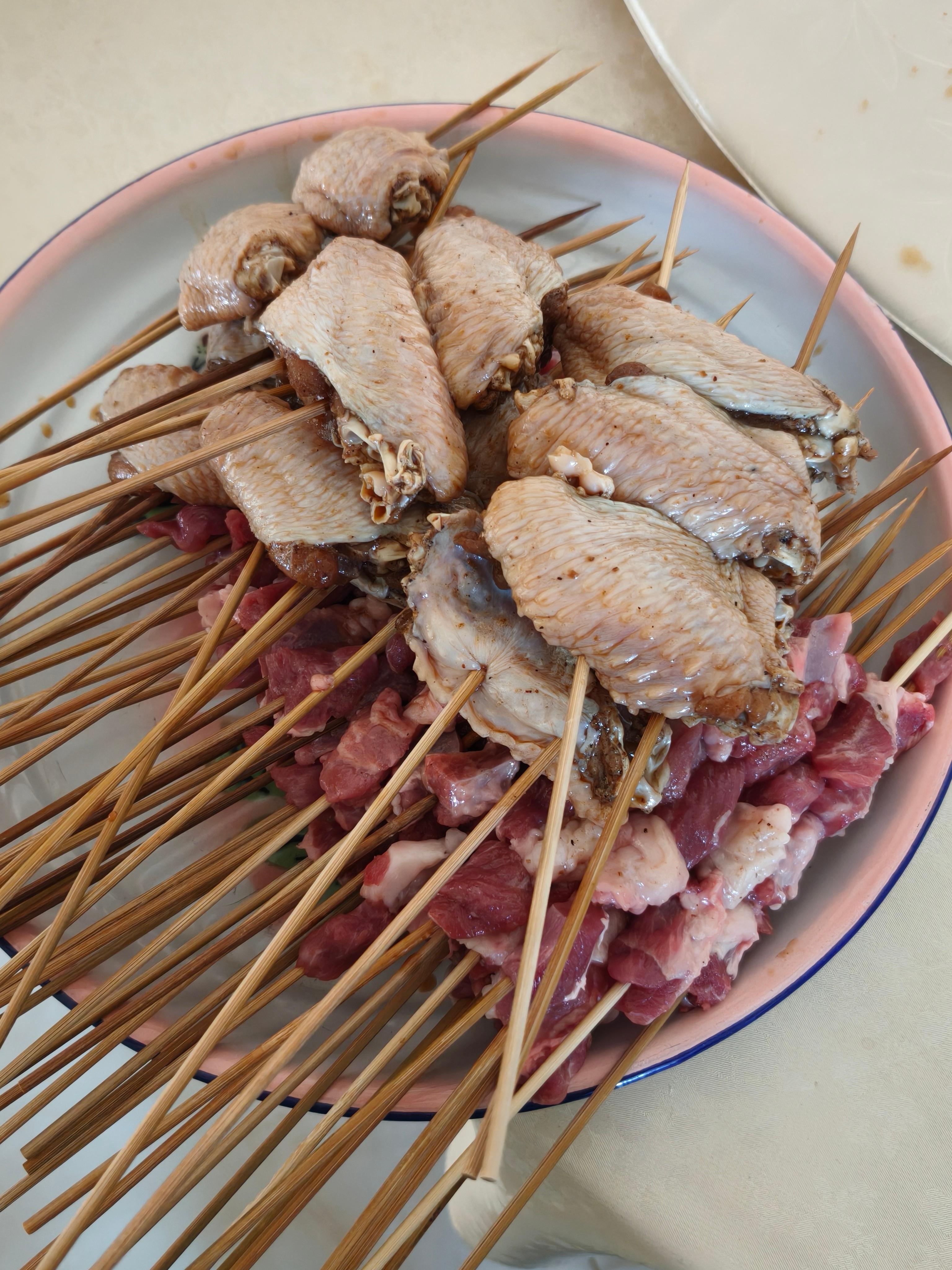 这么多羊肉串和鸡翅，感觉是吃不完了，谁能来帮帮忙？​​​