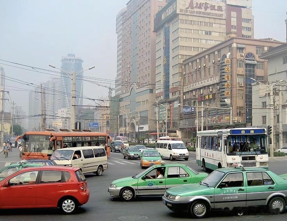 这是2006年的西安环城东路与东关正街路口，当时西安街上的交通工具主要
