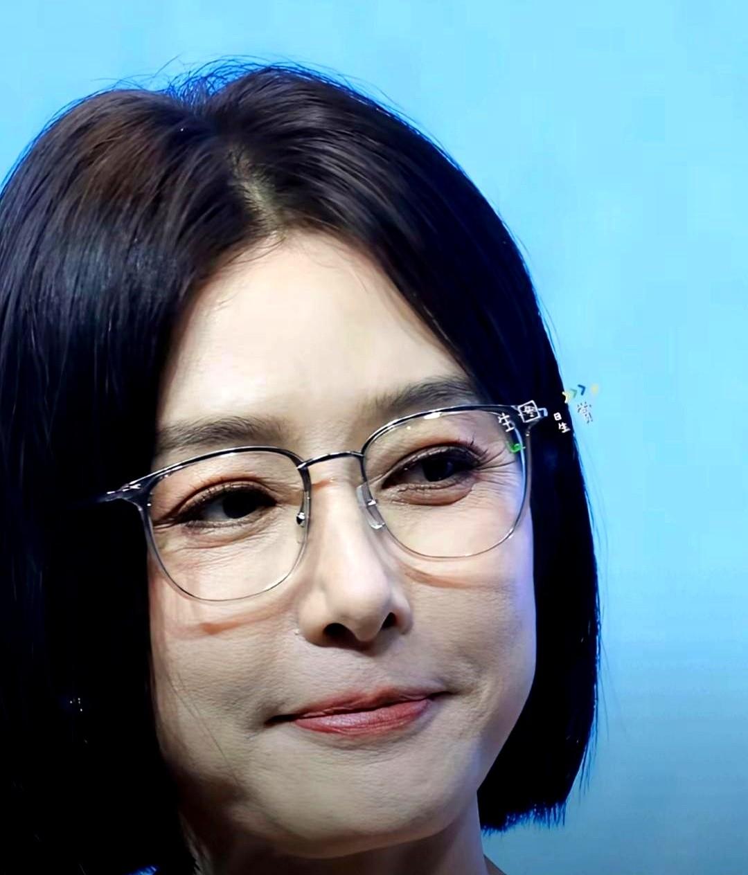 秦岚最新的怼脸镜头，又被网友吵翻了。46岁了。2025年新剧《亦舞之城》热播