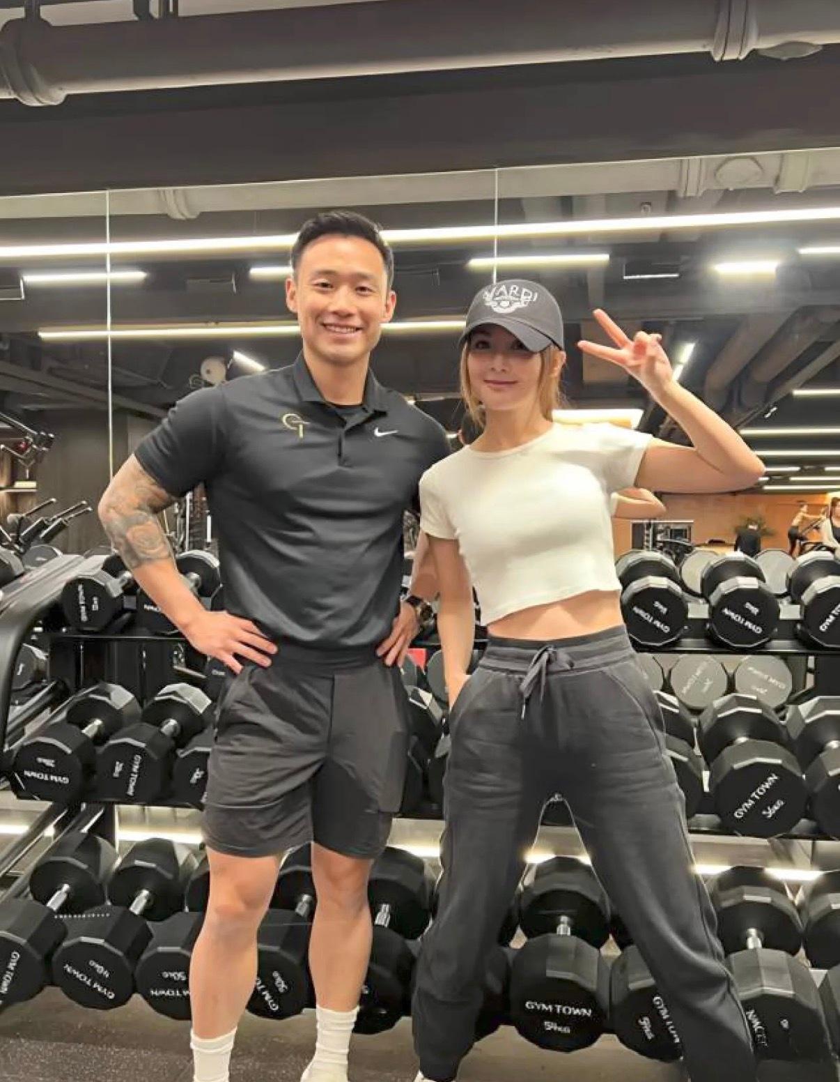 蔡卓妍官宣结婚了！！！阿Sa的结婚对象叫林俊贤，两人缘分始于健身房，男方作为关智