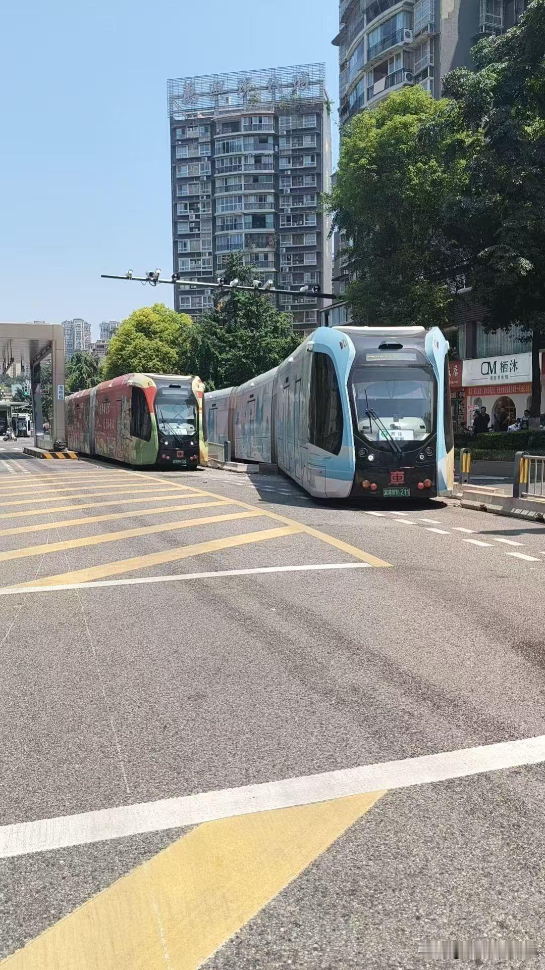1600万的智轨，说翻就翻了。你可能会想，这么贵的车，技术应该很靠谱吧？轨道是
