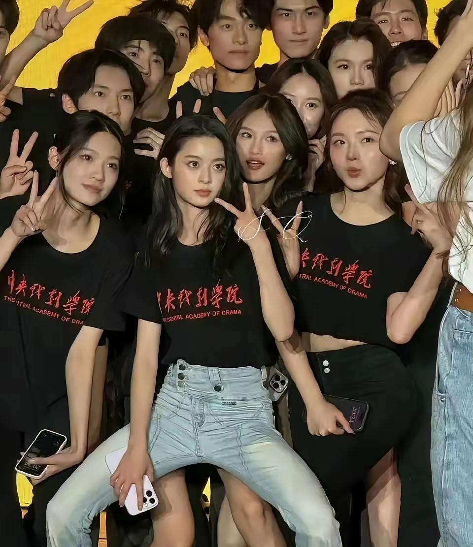 自从天价耳环事件发生后，黄杨钿甜似乎愈发自信了。瞧瞧她的坐姿，有谁能与之相比呢？