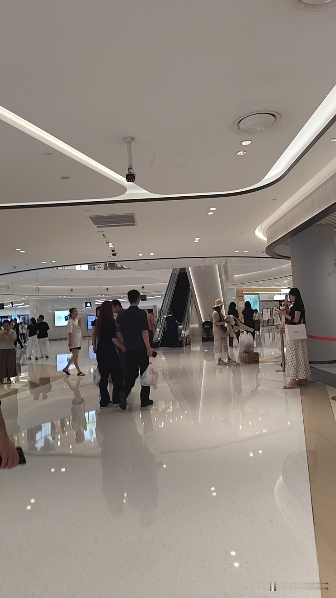 民办大学比公办大学学费要高很多，但是分数线也低一些，上不上民办大学取决于你的高考
