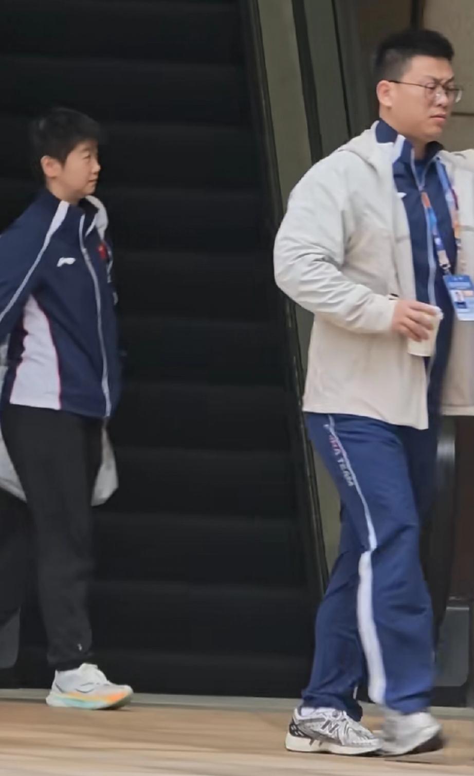 海口亚洲杯最后一个比赛日，孙颖莎今日与团队成员一起吃完早餐后乘班车上训。上午半