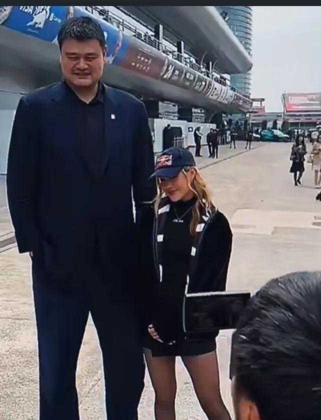 2米26姚明遇1米75谷爱凌，这身高差到底有多绝？2026米兰冬奥会激战正酣