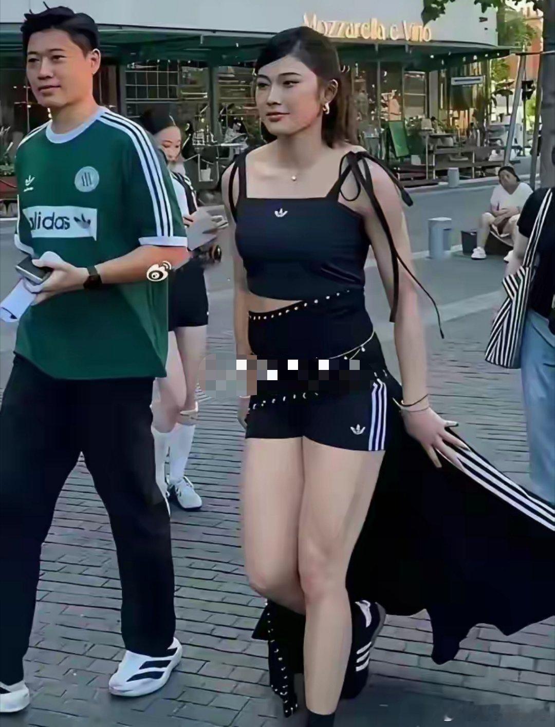 吴艳妮好有料啊，身材也是婀娜多姿的