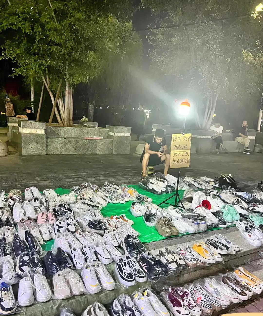 我真被闺蜜气笑了！闺蜜是做夜间地摊货生意的,有一次她尿急，叫我帮看下摊子，这时候