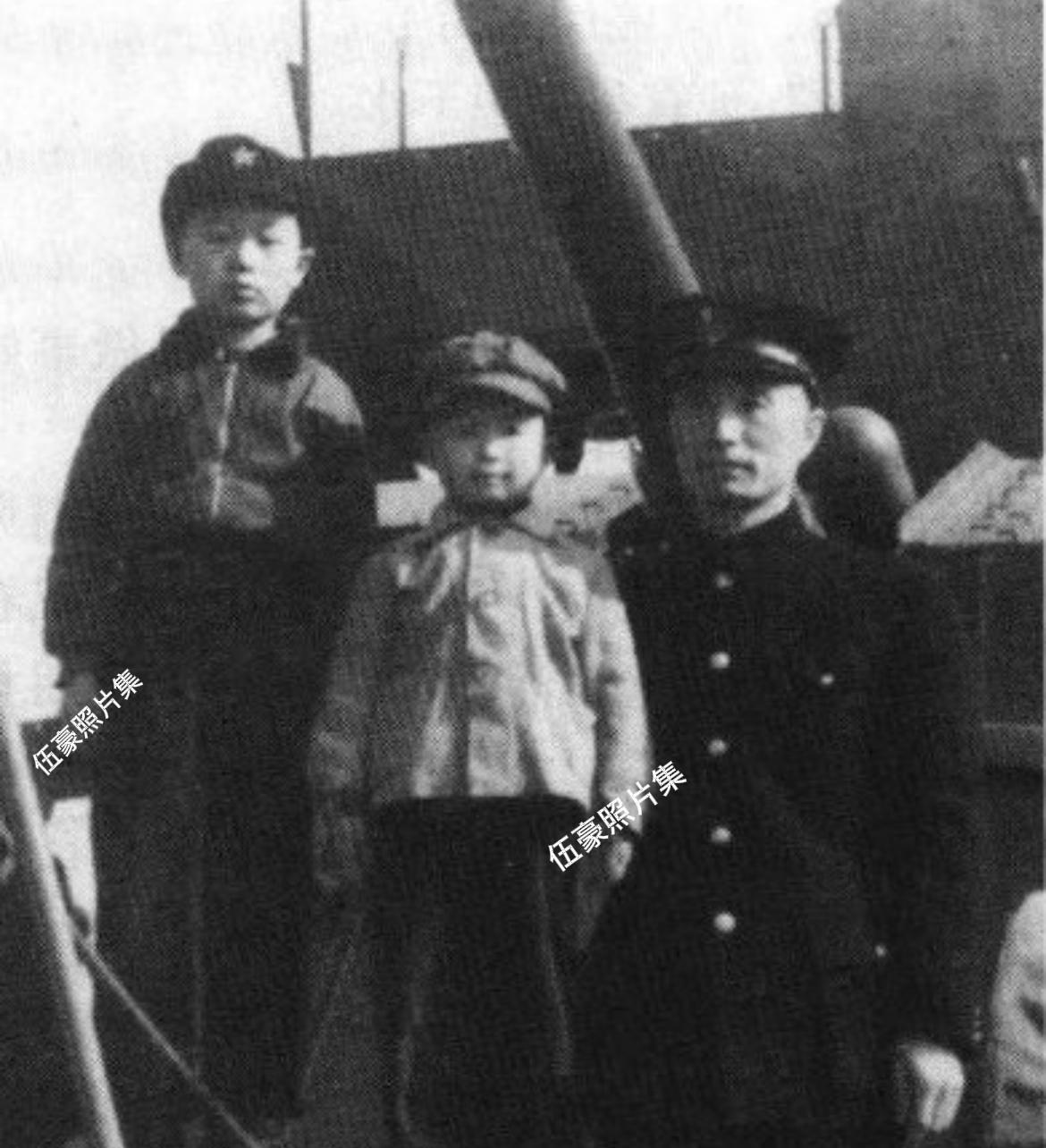 上世纪五十年代，华东军区海军司令员兼政治委员张爱萍将军和儿子张翔、张胜在军舰上的
