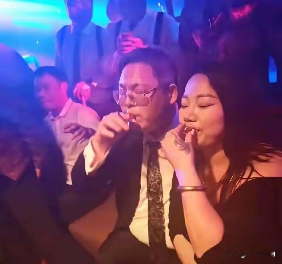 万万没想到，横行港圈、说一不二的向太，这辈子叱咤半生，终究栽在了小儿子手里……