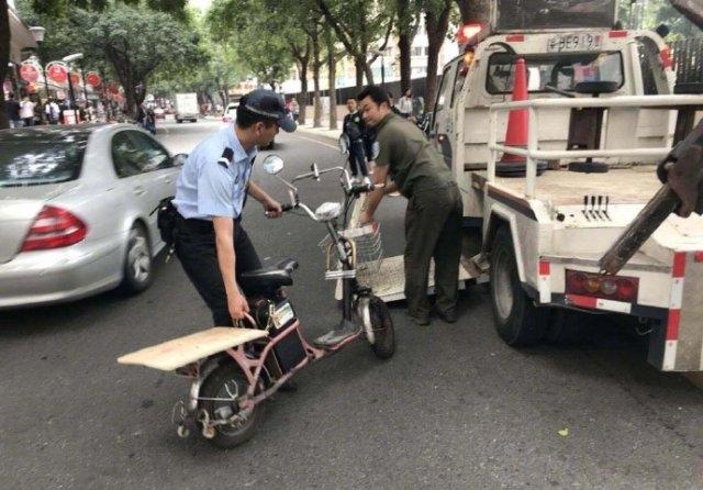 首先，直接回答：该罚！法律写得明明白白《中华人民共和国道路交通安全法》第三十