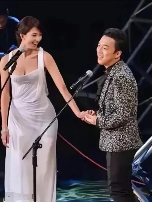 女神级别的美女就是不一样，同台讲话时，黄渤都舍不得放开美女的手，她个子好高挑，皮