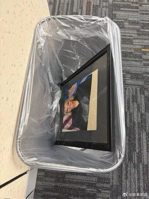 【美被解职司法部长邦迪的肖像已在司法部被撤下】[美式民主搞个人崇拜，部长除了高价