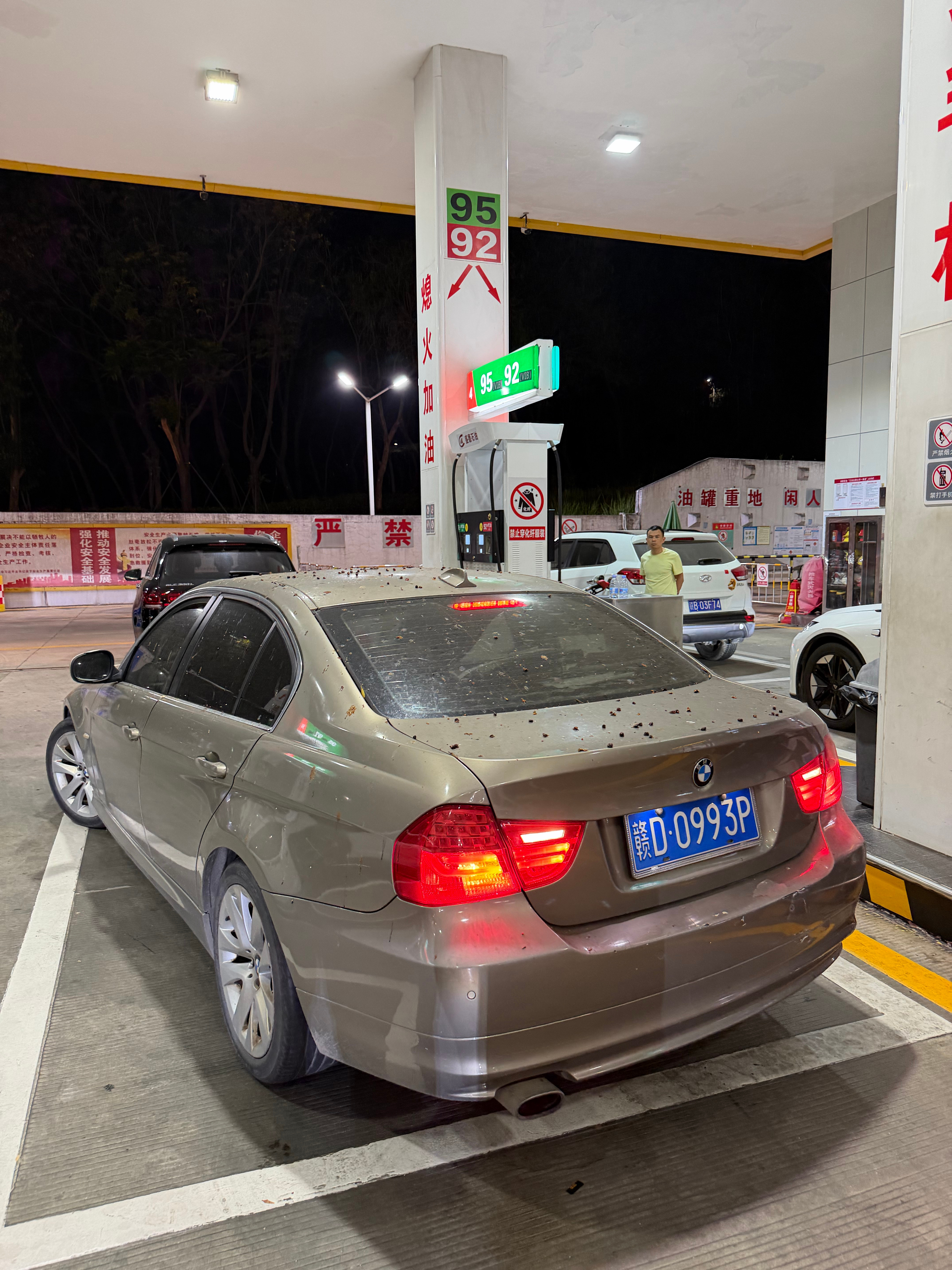 今天加油站真热闹，吃灰车也来了，我也来了听说明天涨价1.6-1.8元每升，今