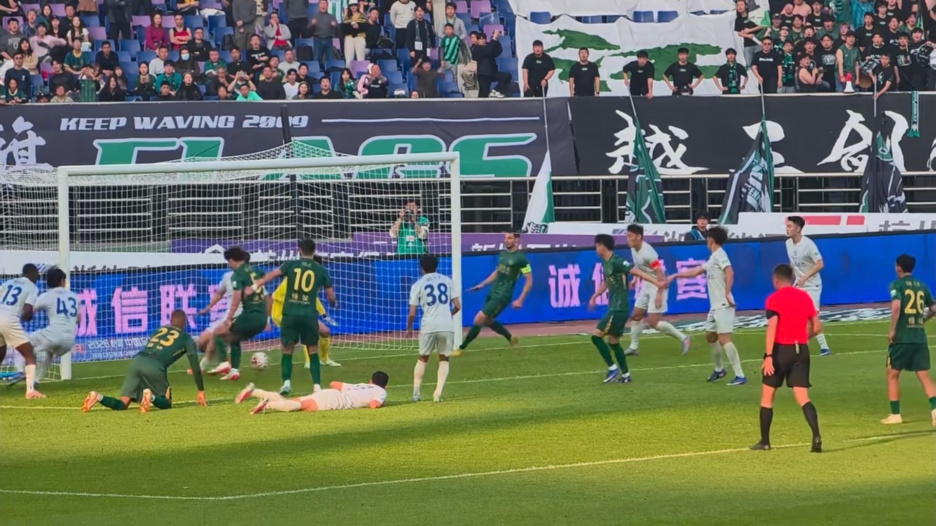 我将什么也不干就研究你们夫夫俩。我一边喂猪一边等你们俩麦麸的消息，之前村里信号一