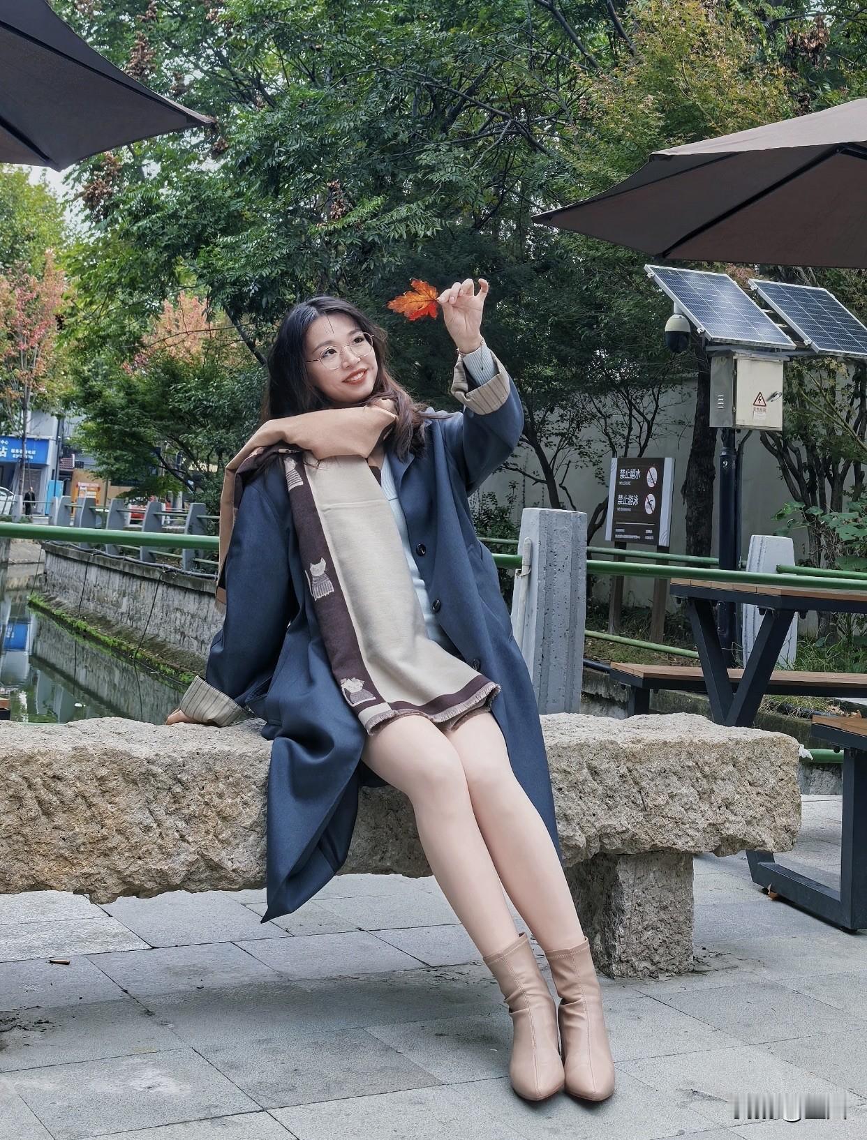 晒一张外出游玩照绿树掩映中，佳人倚石坐。