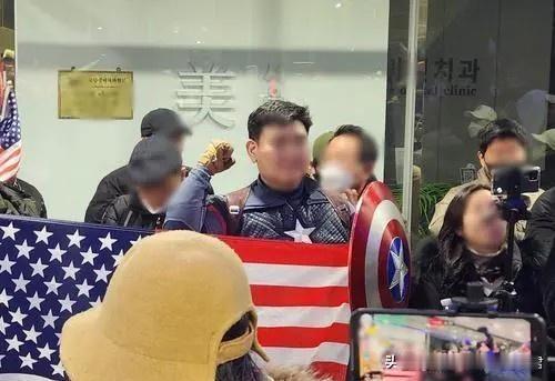没错，这就是冲击咱们大使馆的“韩国队长”之前这位所谓的“韩国队长”造谣声称：“
