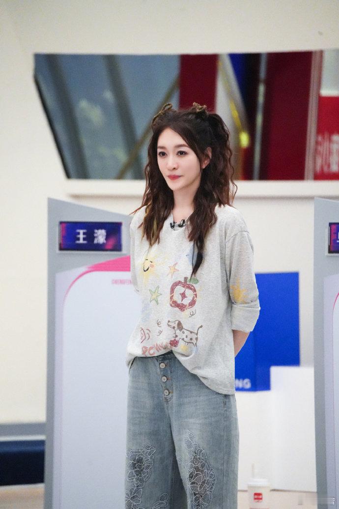 李小冉说罗伯特是人机只想安安静静吃甜品，人机就别来凑热闹啦