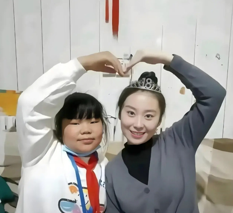成功的避开了母亲的基因，可惜了妈妈的美貌。