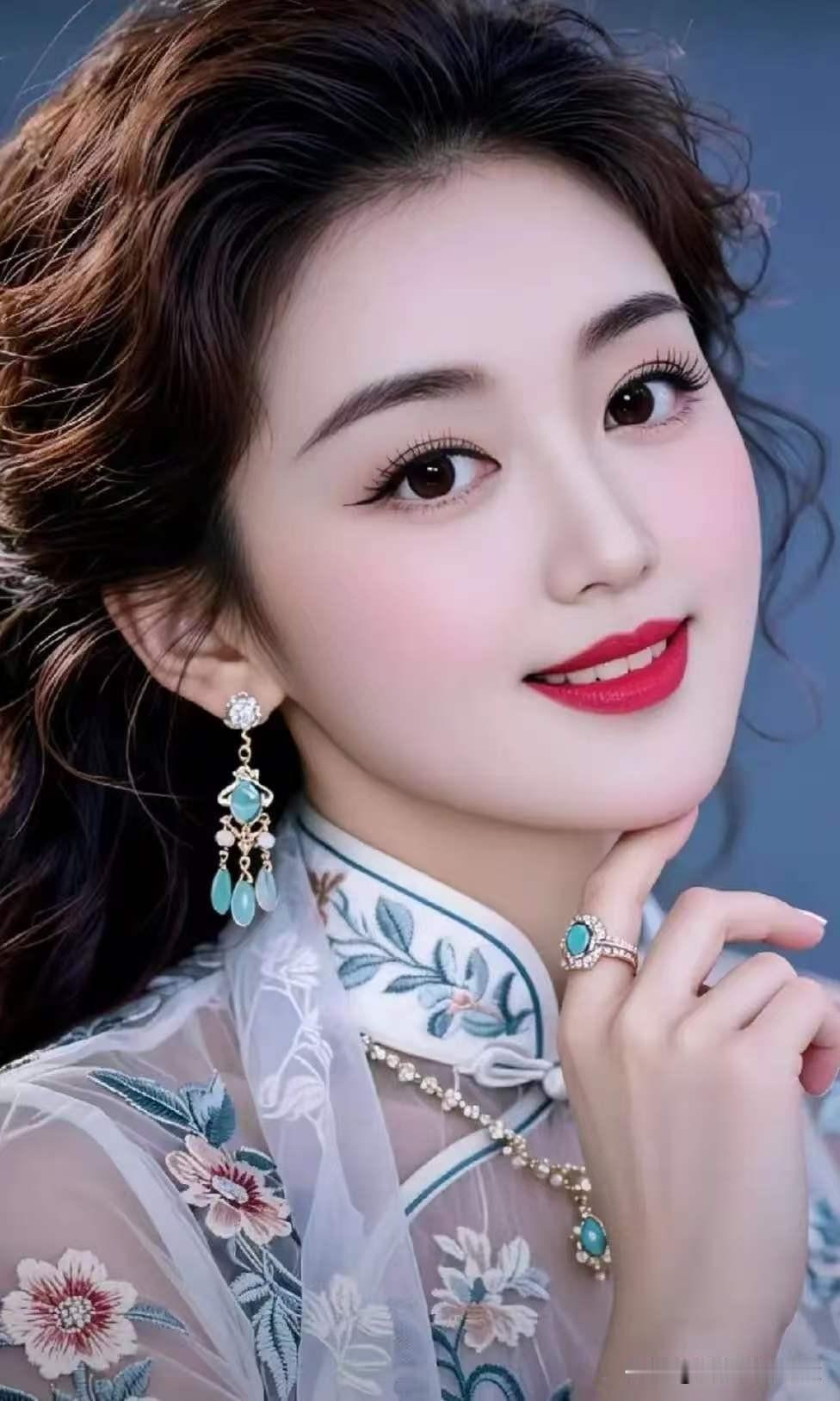 长相思·蓝翠鬓云轻，翠摇轻。耳畔流苏映眼明，旗袍绣影清。黛眉横，笑