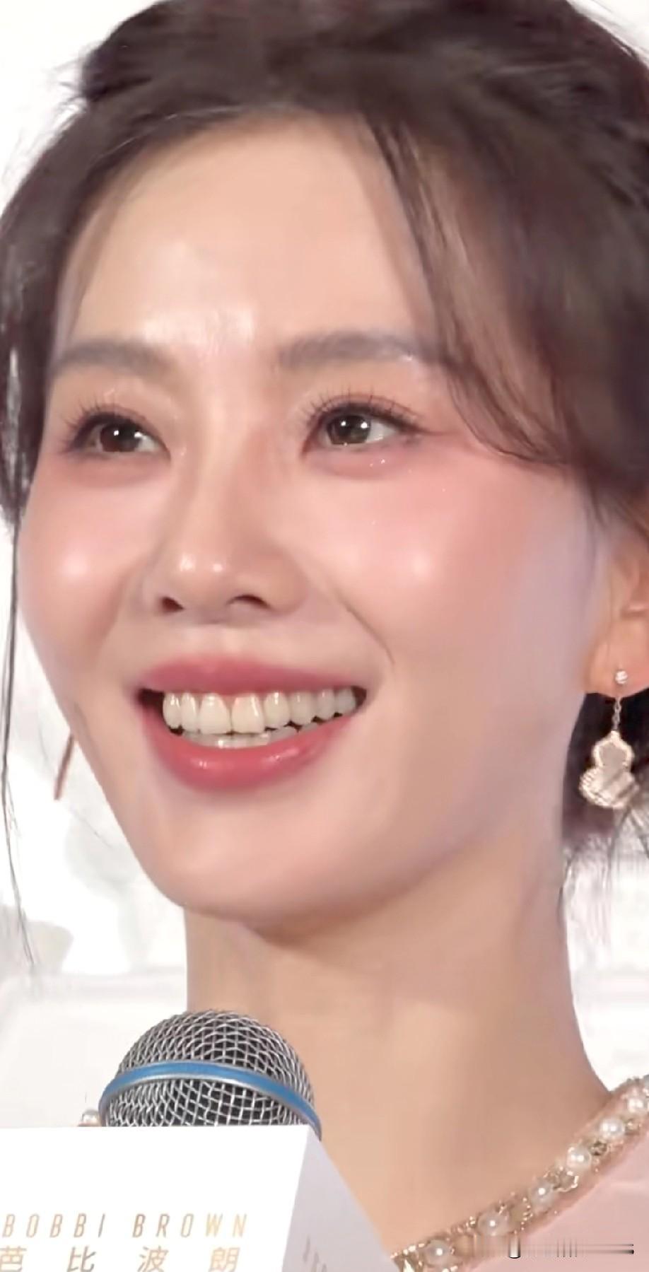 刘诗诗这怼脸高清图绝了！皮肤好到像开了天然滤镜，精气神十足，那股昂扬向上的