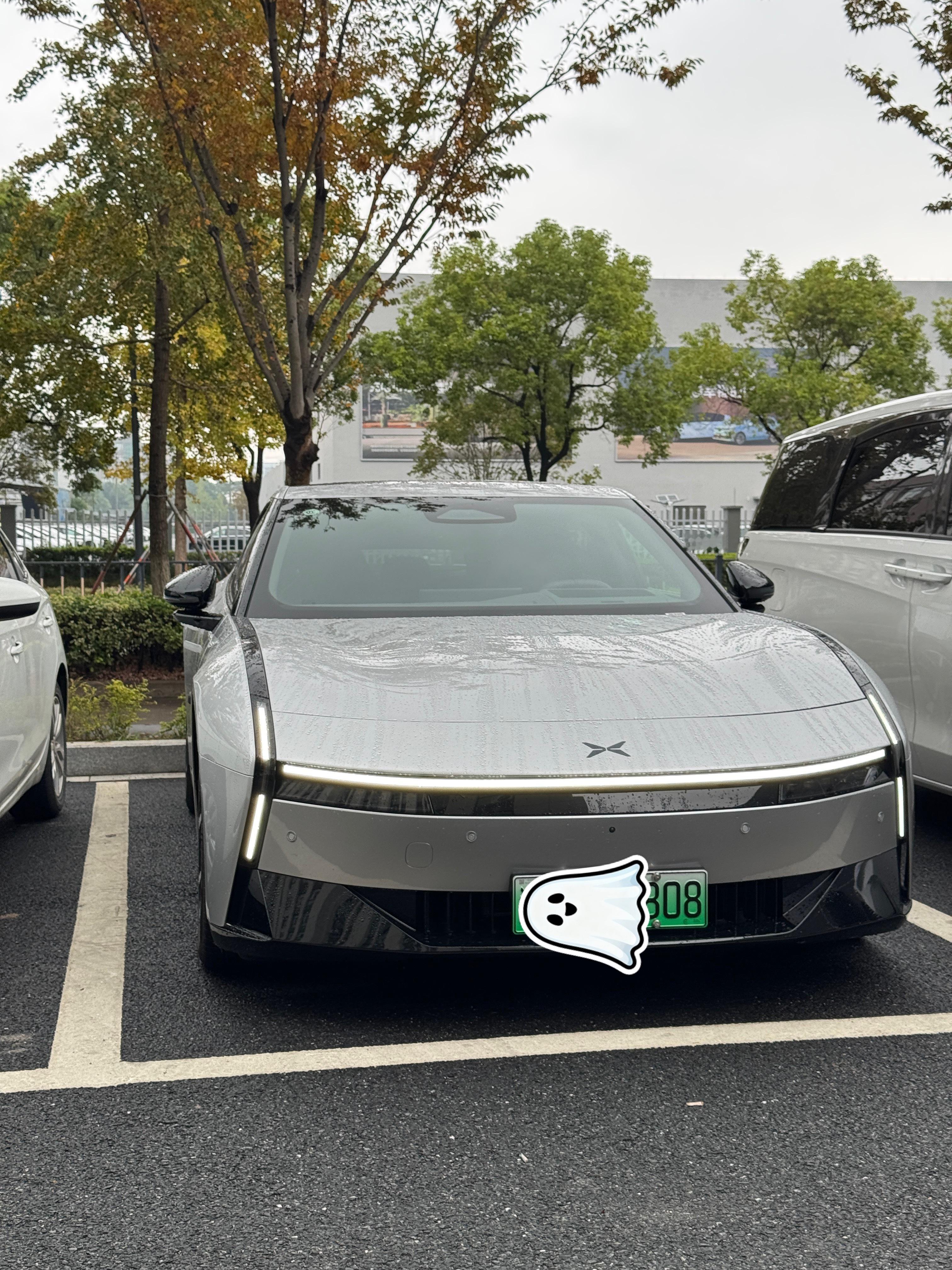 雨天拍全新小鹏p7新月银应该会很好看吧[doge]开车去看看怎么个事🙌[