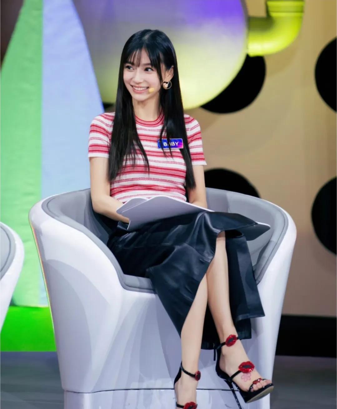 杨颖，鞋上的红唇，比脚上的梅花更抢镜。
