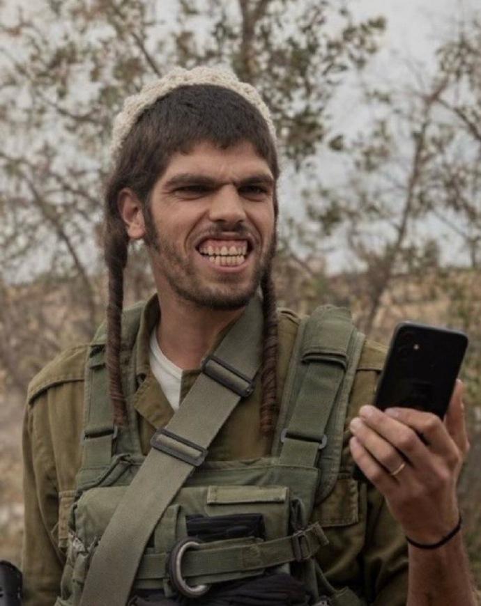 还别说，和非洲大医院肛肠科主任二哥长得一模一样。真的是丑出了天际，丑得人神共愤