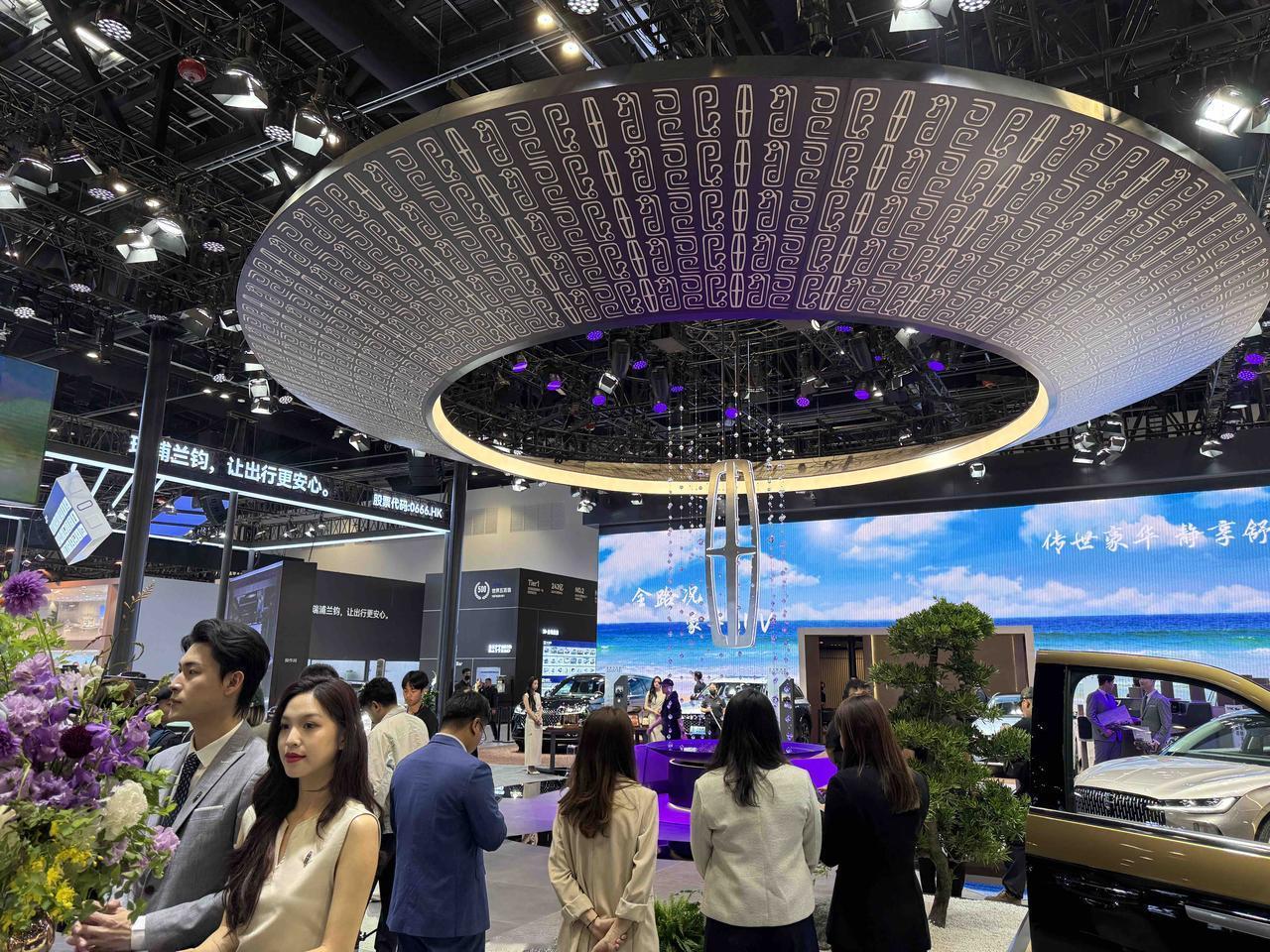 这次北京车展动用了13个整车馆，很多车企展台面积虽大，却不精致。而林肯展台则充满